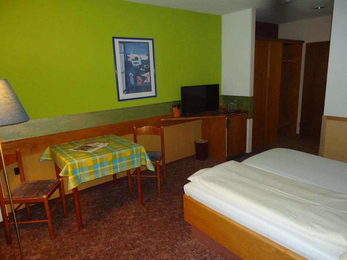 Enjoyhotel Garni Korntal Stuttgart B&B Parkplatz Sprinter מראה חיצוני תמונה