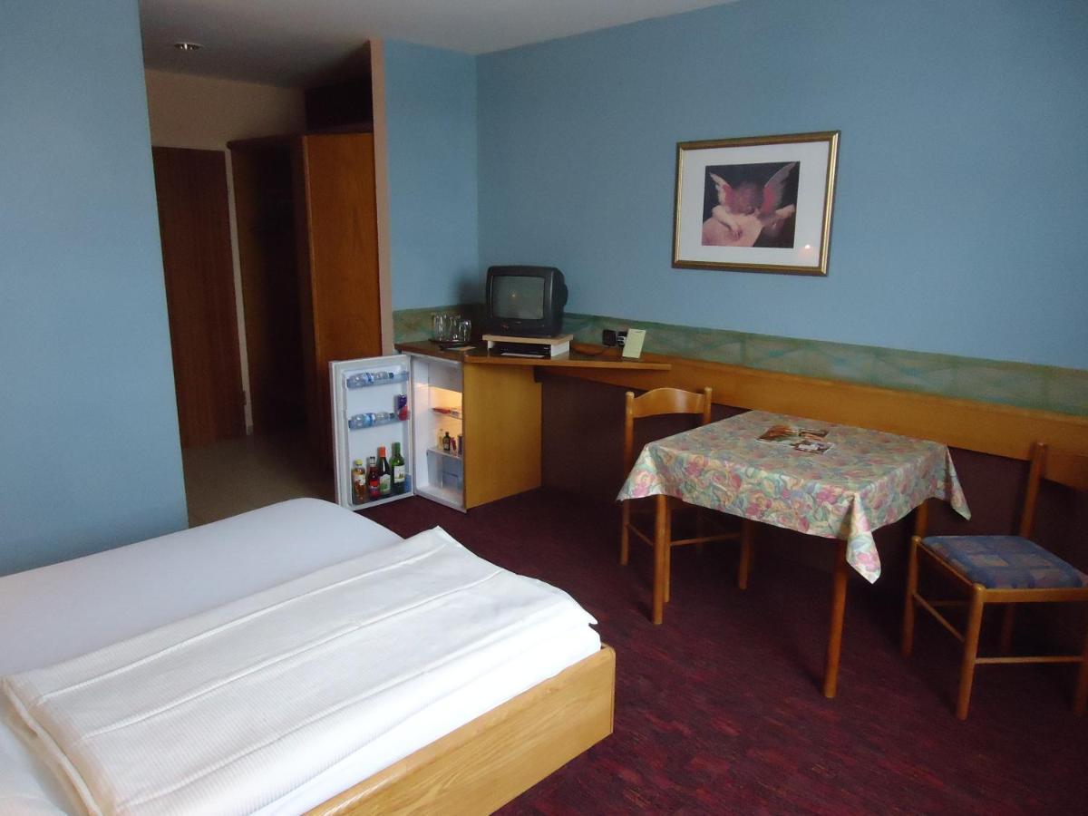 Enjoyhotel Garni Korntal Stuttgart B&B Parkplatz Sprinter מראה חיצוני תמונה