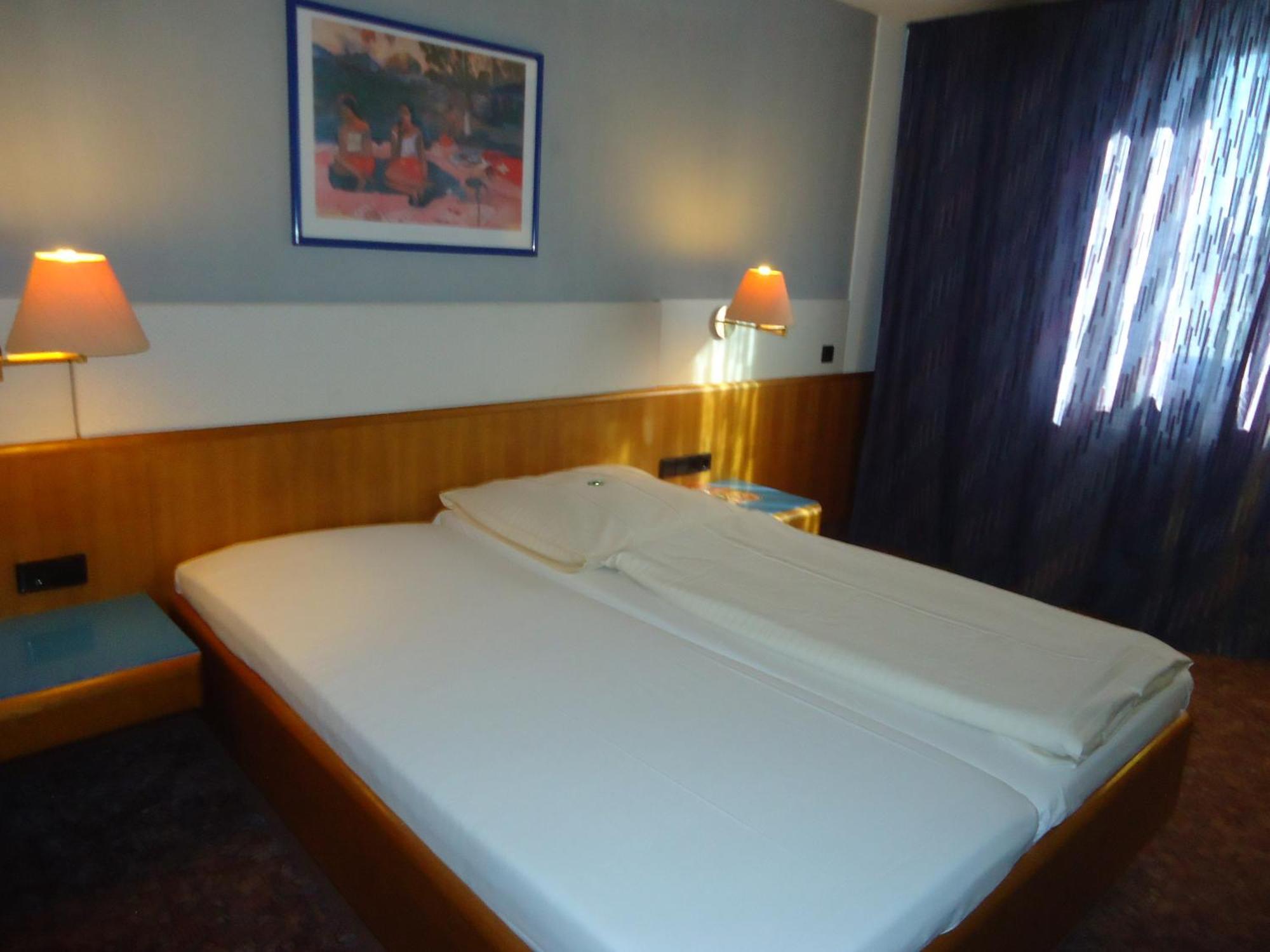 Enjoyhotel Garni Korntal Stuttgart B&B Parkplatz Sprinter מראה חיצוני תמונה