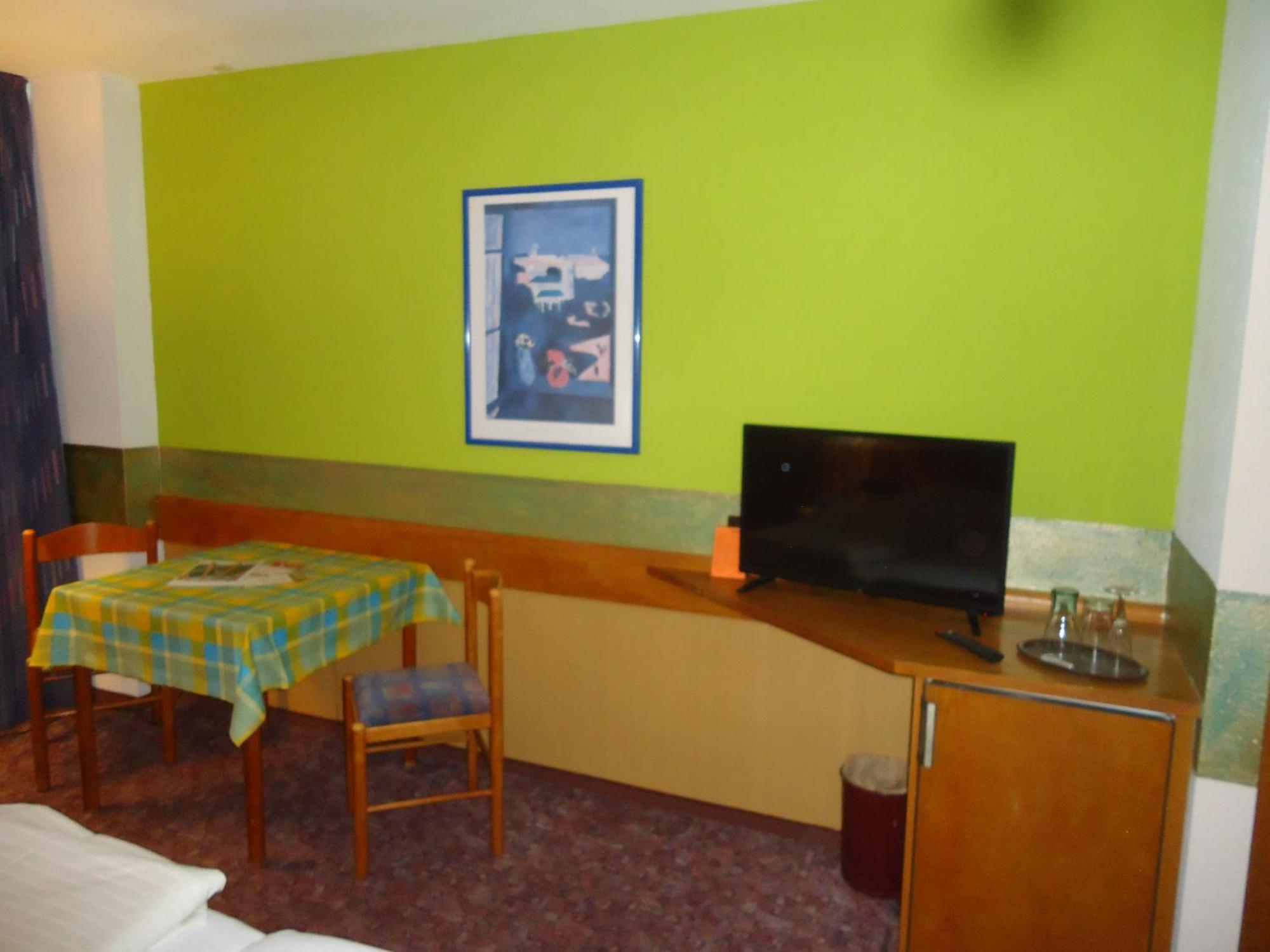 Enjoyhotel Garni Korntal Stuttgart B&B Parkplatz Sprinter מראה חיצוני תמונה