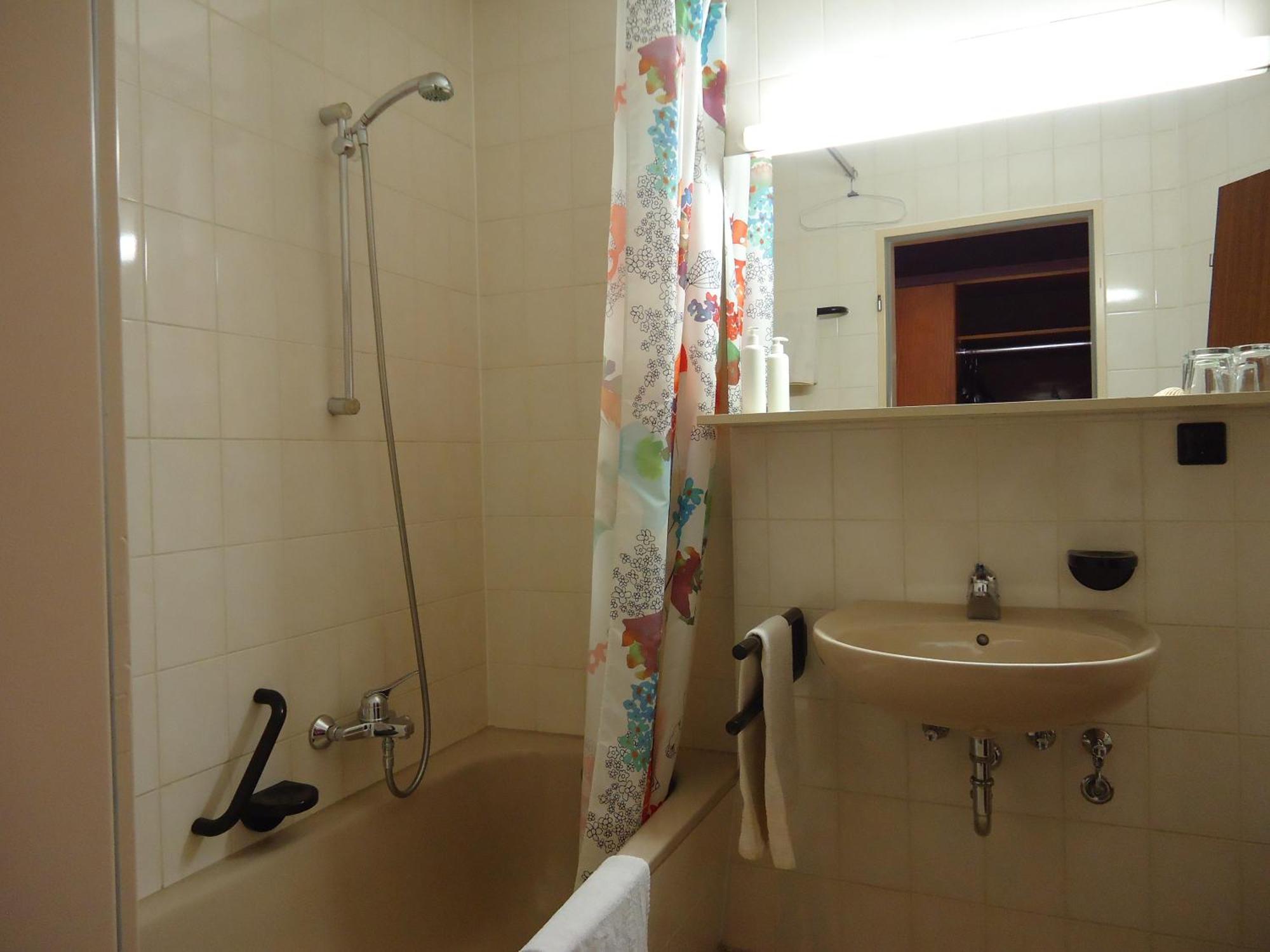 Enjoyhotel Garni Korntal Stuttgart B&B Parkplatz Sprinter מראה חיצוני תמונה
