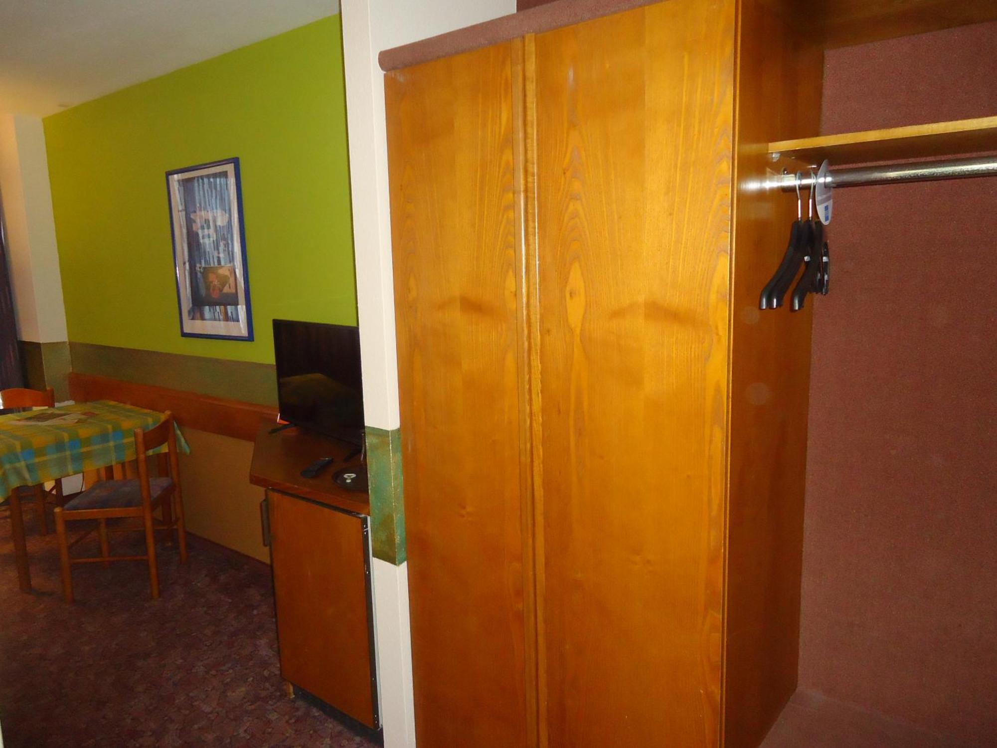 Enjoyhotel Garni Korntal Stuttgart B&B Parkplatz Sprinter מראה חיצוני תמונה