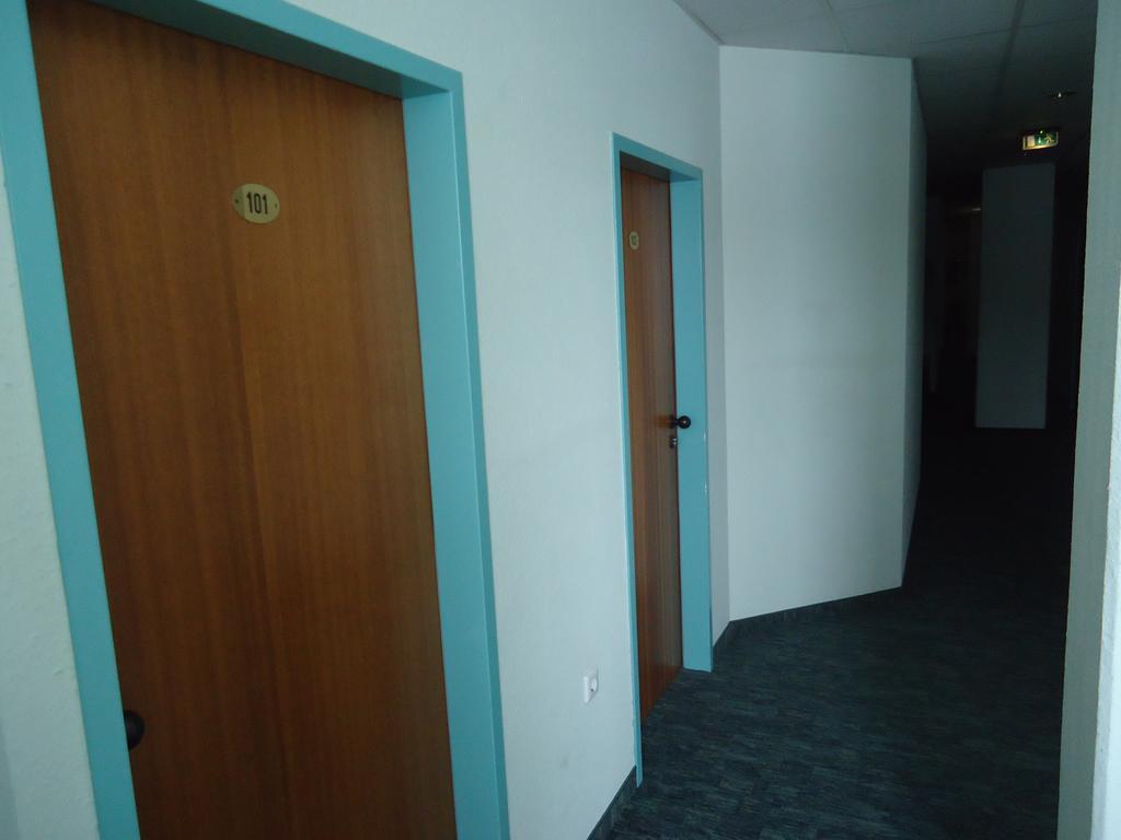 Enjoyhotel Garni Korntal Stuttgart B&B Parkplatz Sprinter מראה חיצוני תמונה